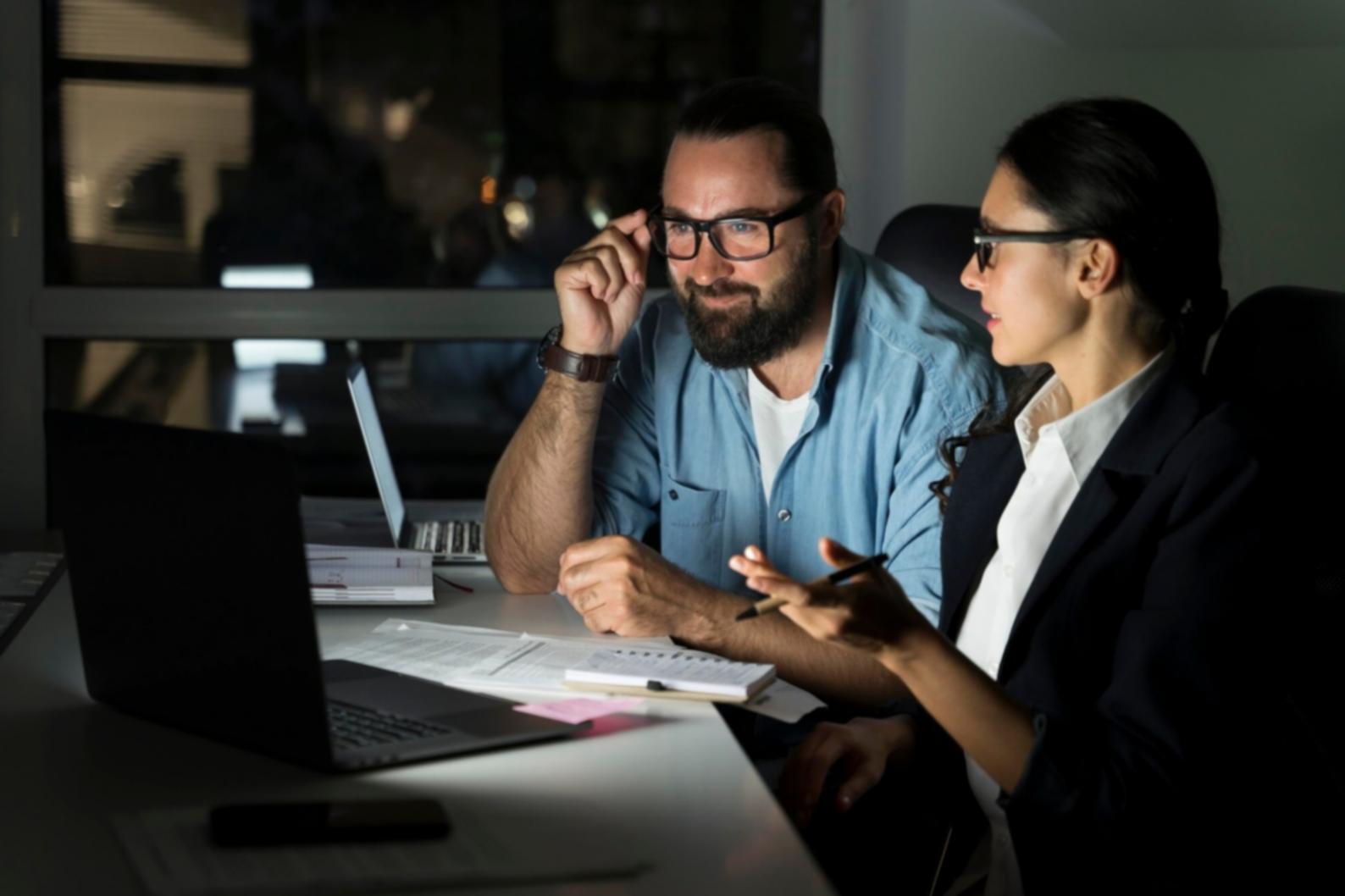 Étudiants travaillant sur leurs finances